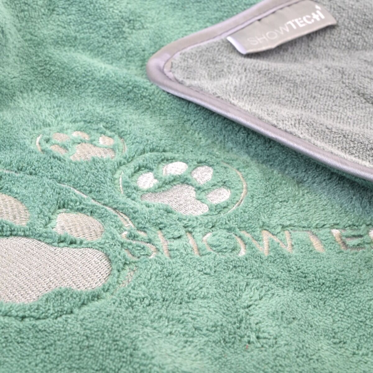 SHOW TECH+ Coral Fleece Towel Desert Sage 56 x 90 cm
